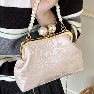Elegant Pearl-Handle Pink Evening Clutch